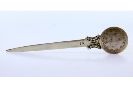 Abre cartas em prata com moeda arabe no cimo e relevos.